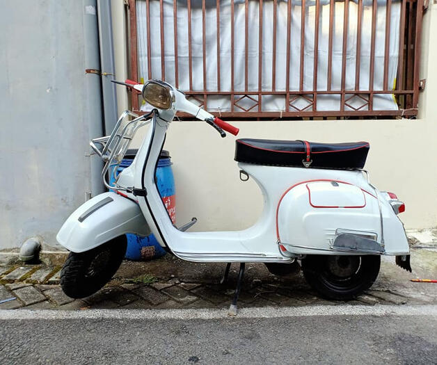 Vespa Super VBC Restored by Guus Motorworks