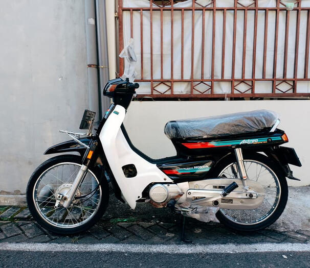 Honda Astrea Grand Bulus Restored by Guus Motorworks