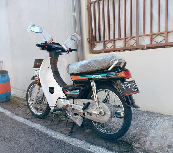 Honda Astrea Grand Bulus Restored by Guus Motorworks